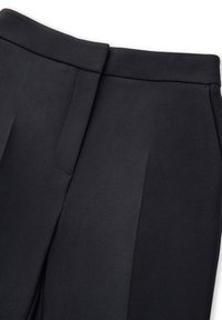 Černé kalhoty s hladkou texturou, mají vysoký pas, přední záhyby a skryté boční kapsy pro elegantní vzhled.