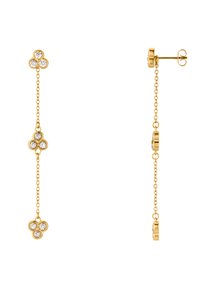 Goldfarbene Ohrringe mit drei vierblättrigen Charms, die jeweils mit klaren Steinen besetzt sind und von einer zarten Kette verbunden werden.