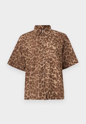 Brun kortærmet skjorte med leopardmønster og spidst krave på ensfarvet baggrund.
