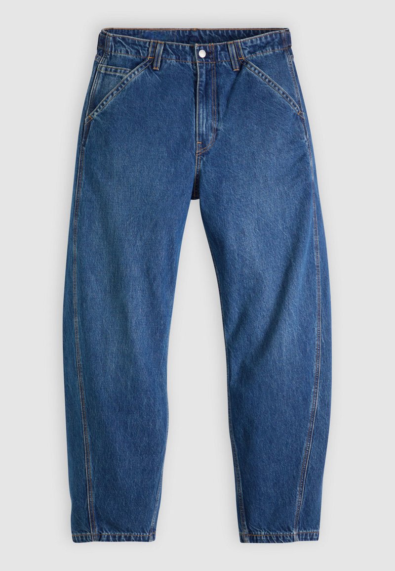 Vaqueros de mezclilla azul con un ajuste holgado, cuentan con cierre de botones, cinco bolsillos y costuras en contraste de color naranja. Textura suave en toda la prenda.