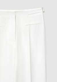 Weiße Hose mit glatter Textur, flachem Bund, zwei Gesäßtaschen und einem sauberen Taillenbund. Maßgeschneiderte Passform mit klaren Linien.