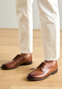 Valgt, wood/rich tan/burgundy