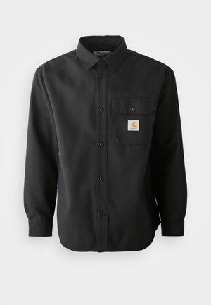 Cameră neagră cu mâneci lungi, cu un sistem de închidere cu nasturi în față, guler ascuțit și un buzunar pe piept cu o etichetă logo. Material moale, texturat.