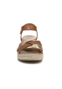 Sandale espadrille en cuir marron et métal doré avec des brides croisées, une sangle de cheville réglable et une semelle en jute tissée.