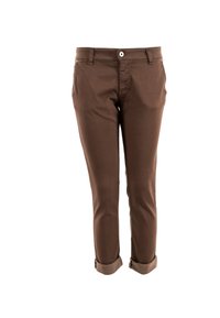 Pantaloni in cotone marrone con vestibilità slim, dotati di chiusura con bottone e cerniera, due tasche frontali e orli arrotolati alle caviglie.
