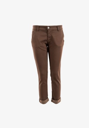 Pantalones de algodón marrón con un corte ajustado, que cuentan con cierre de botón y cremallera, dos bolsillos frontales y puños enrollados en los tobillos.