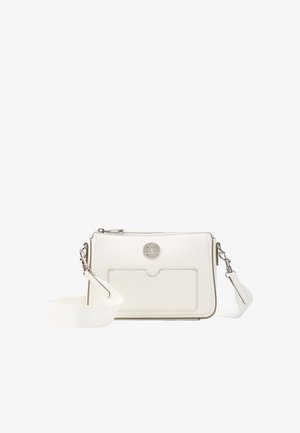 Weiße Leder-Umhängetasche mit einer Vordertasche, silbernen Beschlägen und einem abnehmbaren Trageriemen. Mit Reißverschluss und Logodetail auf der Vorderseite.