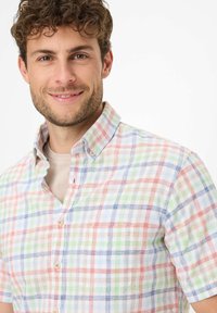 Collo a bottone, camicia a maniche corte in tessuto leggero, a quadri nei colori pastello (rosso, blu, verde) con taschino frontale.