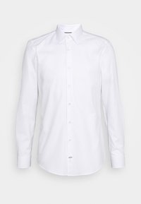 Bílá košile s dlouhým rukávem z tkané látky, s klasickým límečkem, zapínáním na knoflíky vpředu a zaobleným spodním lemem. Hladká textura bez vzorů.