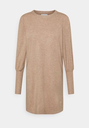Robe pull beige à manches longues avec poignets côtelés et encolure ronde, présentée sur un fond blanc.