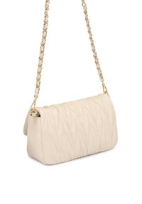 Borsa a tracolla beige trapuntata con catena, caratterizzata da una forma rettangolare e una superficie liscia, messa in risalto da motivi di cuciture diagonali.