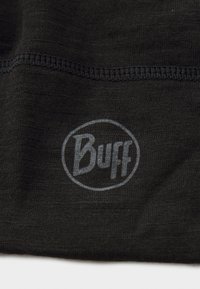 Sort stof med en glat tekstur har et cirkulært, gråt "Buff" logo. Synlig syning langs kanten.