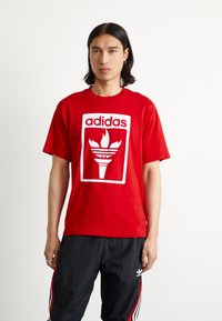 adidas Originals TREFOIL TORCH - Print T-shirt - better scarlet