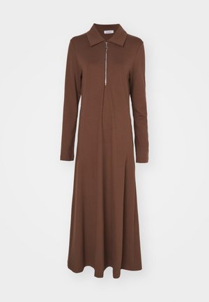 Robe marron à manches longues avec un col structuré et une fermeture éclair sur le devant. Fabriquée dans un tissu lisse, elle présente une coupe décontractée et une jupe fluide.