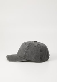 Sivý deniminový šiltovka s zakriveným okrajom, šiestimi ventilačnými otvormi a prešitými detailmi na korune a okraji. Nastaviteľný popruh na zadnej strane.