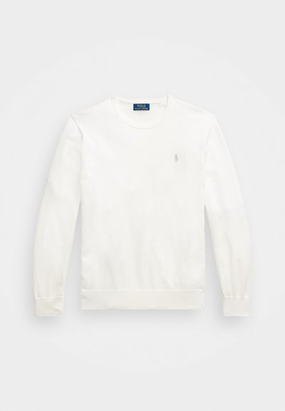 Λευκή μακρυμάνικη μπλούζα με στρογγυλή λαιμόκοψη, με ριμπ μανίκια και τελείωμα, φτιαγμένη από μαλακό ύφασμα, με μικρό κεντητό λογότυπο στο αριστερό στήθος.