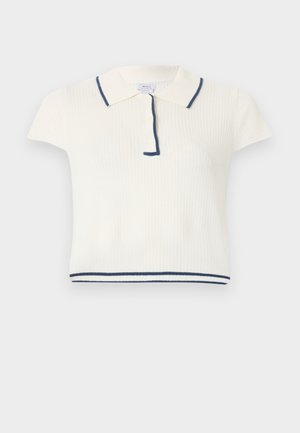 Λευκό πλεκτό πόλο με κοντά μανίκια, με μπλε σκούρο περίγραμμα στο γιακά, στην πατιλέτα και στο τελείωμα, με ραβδωτή υφή.