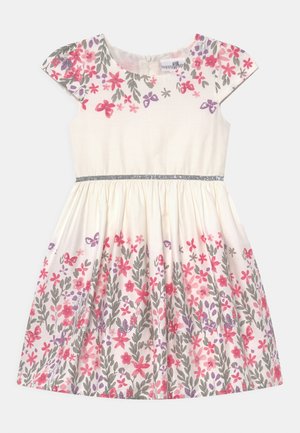 Cremefarbenes kurzärmeliges Kleid mit pinken, lila und grünen Blumen- und Schmetterlingsmustern und einem silbernen Glitzergürtel.
