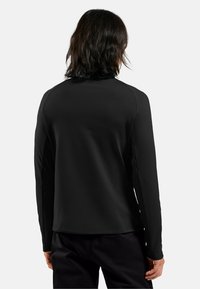 Zwart langwerpig sportshirt met een zachte textuur, voorzien van raglanmouwen en een hoge kraag. Lichtgewicht, ontworpen voor actief gebruik.