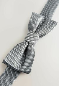 Grau gestaltete Fliege aus strukturiertem Stoff mit einem geometrischen Muster. Verfügt über einen formalen Knoten und ein glattes Band zur Anpassung.