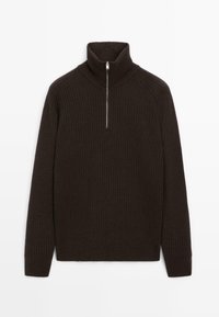 Pullover a coste di colore marrone scuro con maniche lunghe e colletto alto, dotato di chiusura con mezza zip argentata, su uno sfondo bianco.
