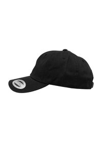 Schwarze Baumwollkappe mit gebogenem Schirm, sechs Paneelen, Belüftungslöchern und einem verstellbaren Riemen auf der Rückseite. Verfügt über ein Logo auf dem Schirm.