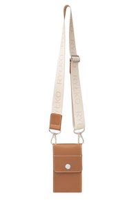 Brun læder crossbody taske med kontrasterende hvidt stikning, med en snaplukning, metalhardware og en justerbar rem med logo.