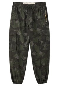 Pantalon cargo camouflage vert foncé et noir avec taille élastique, poches zippées, cordon de serrage et poignets élastiques.