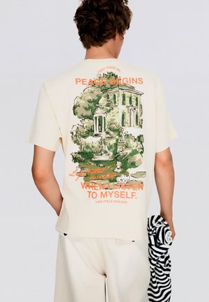 Bershka PEACE GRAPHIC - TSHIRT - Tricou cu imprimeu - camel