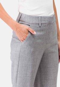 Grijze op maat gemaakte broek van een gestructureerde stof, met zijzakken en een soepele tailleband. Minimalistisch ontwerp met een rechte pasvorm.
