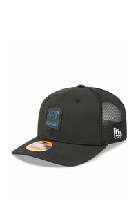 Schwarze Kappe mit strukturiertem Design, Netzseitenpaneelen und einem rechteckigen Patch mit dem blauen Logo der Carolina Panthers.