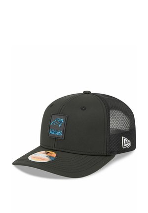 Casquette noire avec un design structuré, des panneaux latéraux en mesh et une étiquette rectangulaire arborant le logo bleu des Carolina Panthers.