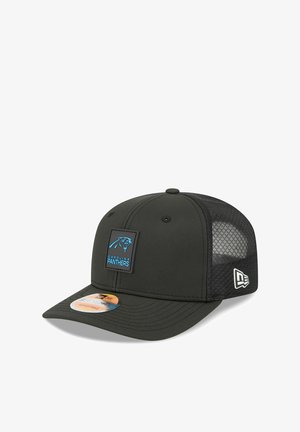 Schwarze Kappe mit strukturiertem Design, Netzseitenpaneelen und einem rechteckigen Patch mit dem blauen Logo der Carolina Panthers.