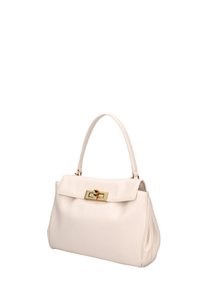Borsa a mano in pelle crema con un design strutturato, una parte superiore piatta, una chiusura in metallo dorato e un'unica maniglia. Texture liscia con pieghe sottili.