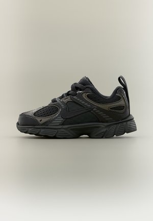 Nike Sportswear V5 RNR UNISEX - Sportcipő - black/anthracite