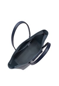 Borsa a spalla in pelle blu navy con esterno liscio, due manici e un interno spazioso caratterizzato da una fodera testurizzata e una tasca con zip.