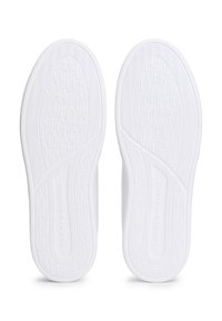 Λευκές σόλες αθλητικών παπουτσιών με υφή από καουτσούκ για καλύτερο κράτημα. Διαθέτουν γεωμετρικά σχέδια και κομψό, μινιμαλιστικό σχεδιασμό. Έχουν σήμανση στη πλευρά.