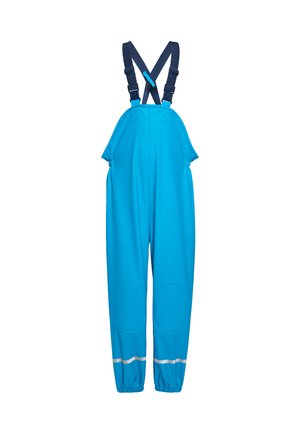 Hellblaue wasserdichte Overalls mit dunklen, verstellbaren, gekreuzten Schulterriemen und reflektierenden Bändern in der Nähe der elastischen Beinabschlüsse.