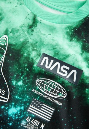 Zelená a černá mikina se hvězdným designem, výrazným bílým logem NASA, grafikou zeměkoule a nášivkou americké vlajky.