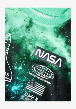 Felpa verde e nera con un design stellato, un evidente logo bianco della NASA, una grafica del globo e una toppa con la bandiera americana.