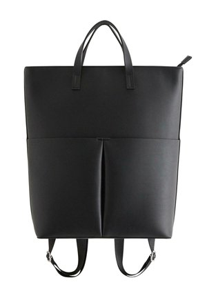 Sort minimalist rektangulær rygsæk med dobbelte tophanke, frontlomme med delt detalje, justerbare skulderstropper og lynlåslukning på hvid baggrund.