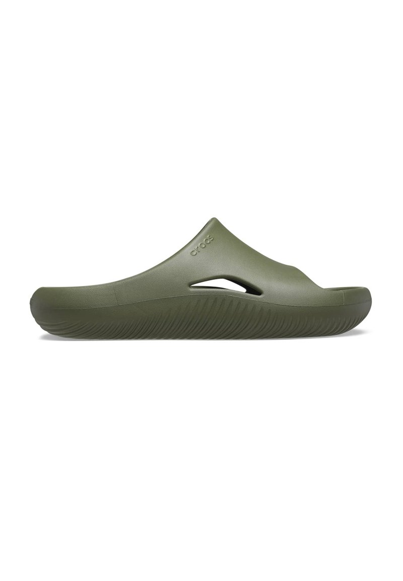 Olivgrüne Slippersandale mit geschlossenem Zeh, seitlichen Belüftungsöffnungen, strukturiertem Sohlenprofil und eingeprägtem "Crocs"-Logo auf der Oberseite.