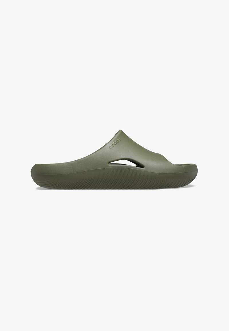 Olivgrüne Slippersandale mit geschlossenem Zeh, seitlichen Belüftungsöffnungen, strukturiertem Sohlenprofil und eingeprägtem "Crocs"-Logo auf der Oberseite.