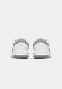 Vans sneakers med et design i ruskind og tekstil i en farveskala af hvid, grå og lys blå; polstret krave og ydersål.