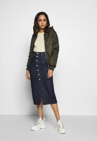 Levi's® BUTTON FRONT MIDI SKIRT - Saia lápis - juniper ridge