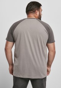 Urban Classics RAGLAN CONTRAST  - Apdrukāts T-krekls - grey/khaki