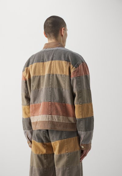 Baumwolljacke mit horizontalen Streifen in gedämpften Farben: Grau, Orange, Braun und Gelb. Strukturiertem Stoff mit einem Knopfdetail.