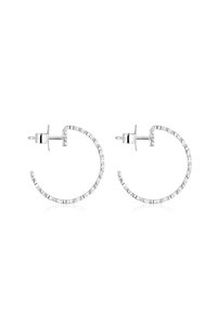 Boucles d'oreilles créoles argentées au design torsadé, avec une finition polie et une fermeture sécurisée à clou. Taille moyenne, texture légère.