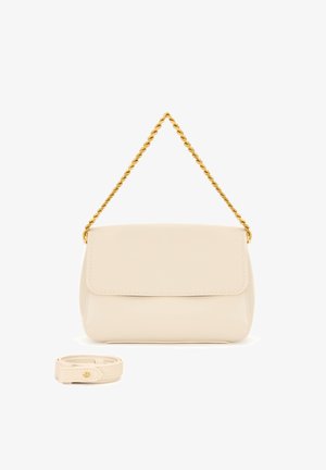 Borsa a mano in pelle crema con chiusura a patta, dotata di tracolla in catena dorata e cuciture a contrasto. Include una tracolla removibile.