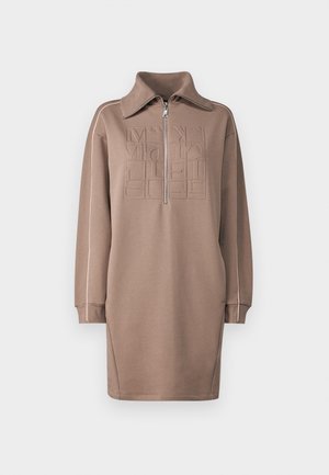 Abito felpa beige con colletto alto e zip a metà, caratterizzato da motivi geometrici in rilievo e cuciture bianche a contrasto lungo le maniche.